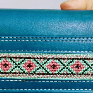 Cartera bohemia bordada a mano para mujer: cartera étnica de piel vegana con estampado geométrico tribal, un regalo ideal.