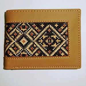 Cartera de cuero artesanal con bordado geométrico tradicional / Cartera delgada plegable para hombre / Cartera con estampado étnico / Regalo único para él