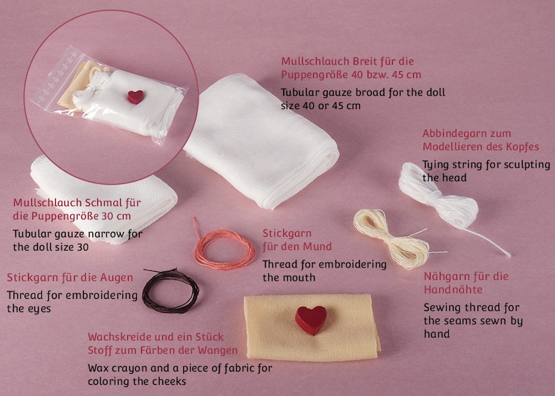 Pu&ograve; includere: Un set di forniture per la creazione di bambole che include due pezzi di garza tubolare bianca, uno stretto e uno largo, un rocchetto di filo bianco, un rocchetto di filo crema, un rocchetto di filo rosso, un rocchetto di filo nero, un piccolo pezzo di stoffa beige, un bottone rosso a forma di cuore e un pastello di cera rosso. Il testo sull'immagine recita: "Mullschlauch Breit f&uuml;r die Puppengr&ouml;&szlig;e 40 bzw. 45 cm Tubular gauze broad for the doll size 40 or 45 cm Abbindegarn zum Modellieren des Kopfes Tying string for sculpting the head Mullschlauch Schmal f&uuml;r die Puppengr&ouml;&szlig;e 30 cm Tubular gauze narrow for the doll size 30 Stickgarn f&uuml;r die Augen Thread for embroidering the eyes Wachskreide und ein St&uuml;ck Stoff zum F&auml;rben der Wangen Wax crayon and a piece of fabric for coloring the cheeks Stickgarn f&uuml;r den Mund Thread for embroidering the mouth N&auml;hgarn f&uuml;r die Handn&auml;hte Sewing thread for the seams sewn by hand"