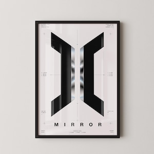 Könnte beinhalten: Gerahmter Kunstdruck mit einem Spiegeldesign. Das Kunstwerk hat einen schwarzen Rahmen und einen weißen Hintergrund. Das zentrale Design ist eine gespiegelte Form in Schwarz und Weiß, mit dem Wort "MIRROR" unten. Der Druck enthält technische Details.