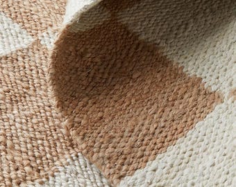 Handgewebter Jute-Teppich | Hellbraun-weiß karierter Landhausteppich mit Wellenkante