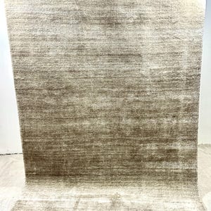 Handloom Bamboo Silk Rug – Stone Grey Modern Area Carpet – Soft & Luxurious Neutral Decor
