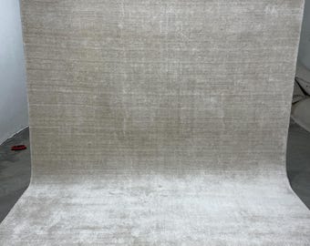 Alfombra de seda de bambú tejida a mano: Decoración minimalista para el suelo en gris claro.