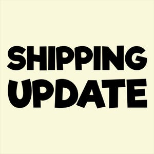 以下が含まれることがあります： クリーム色の背景に、太字で丸みを帯びたフォントで「SHIPPING UPDATE」と書かれた黒い文字。 「SHIPPING」が上に、「UPDATE」が下に重ねて配置されています。 全体的にシンプルで、直接的なデザインでメッセージを伝えています。