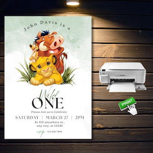 Op de afbeelding: Een printbare uitnodiging voor een eerste verjaardagsfeest met een jungle thema. De uitnodiging bevat een cartoon afbeelding van Simba uit The Lion King en Pumbaa uit The Lion King. De tekst op de uitnodiging luidt: "John Davis is a Wild One. Kom gezellig met ons meevieren op zaterdag 27 maart om 14:00 uur. Op 123 anywhere st., any city, st 12345. rsvp 123.456.7890."