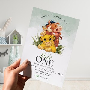 Op de afbeelding: Een groene en witte uitnodigingskaart met een cartoonafbeelding van Simba, Pumbaa en Timon uit de film The Lion King. De tekst op de kaart luidt "John Davis is a Wild One" en bevat details voor een verjaardagsfeest.