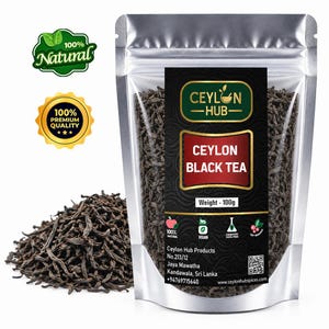 以下が含まれることがあります： Ceylon Hubの黒いラベルが付いた銀色のスタンドパウチ入りセイロン紅茶。ラベルにはCeylon Black Tea、Weight - 100gと記載されています。左側には茶葉の山があります。ラベルにはナチュラル、ヴィーガン、オーガニックを示すアイコンが含まれています。