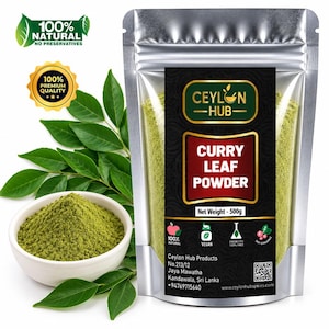 Puede incluir: Una bolsa plateada de polvo de hojas de curry Ceylon Hub con un peso neto de 500g. La etiqueta muestra texto en verde y dorado, un código QR e iconos de vegano y natural. Un cuenco blanco contiene el polvo verde junto a hojas frescas.