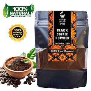 Può includere: Una confezione di polvere di caffè nero con il testo "Ceylon Hub Spice" e "Black Coffee Powder". Accanto alla confezione c'è una ciotola di legno con fondi di caffè e chicchi di caffè. È visibile anche il testo "100% Natural" e "100% Premium Quality".