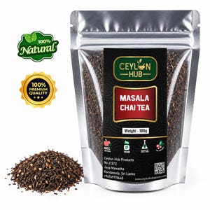 Può includere: Una busta argentata in piedi di tè Masala Chai Ceylon Hub con un peso di 100g. L'etichetta presenta un design verde scuro e rosso con testo, incluse icone 100% Naturale, Vegano e Chimica 100% Libera. Un mucchio di foglie di tè sfuse è vicino.