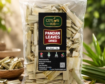 Pode incluir: Um saco de plástico transparente cheio de folhas de pandan secas de cor verde claro. O rótulo preto apresenta o texto CEYLON HUB, PANDAN LEAVES DRIED e Net Weight - 50g, juntamente com ícones de certificações natural, vegan e orgânica.