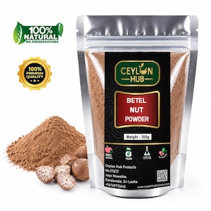 Puede incluir: Una bolsa plateada de pie con polvo de nuez de betel Ceylon Hub y una etiqueta de 100g. La etiqueta negra y roja muestra el texto Betel Nut Powder, Ceylon Hub y datos de contacto. Un montón de polvo marrón y nueces de betel enteras al lado.