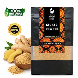 Puede incluir: Una bolsa negra de jengibre en polvo Ceylon Hub Spice con un peso neto de 100g, con un patrón floral y texto. Junto a ella hay raíces de jengibre fresco, un cuenco de madera con jengibre en polvo y dos etiquetas verdes 100% natural.