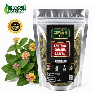 Pode incluir: Uma bolsa prateada contendo folhas secas de Lantana Camara, rotulada como Ceylon Hub. O rótulo apresenta o texto Lantana Camara Leaves e Weight - 100g. Ao lado da bolsa está uma planta verde com pequenos cachos de flores rosas e amarelas.