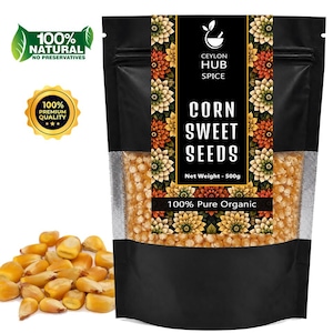 Può includere: Una busta nera in piedi contenente semi di mais dolce con un peso netto di 500g. L'etichetta presenta un motivo floreale, il testo CEYLON HUB SPICE, CORN SWEET SEEDS e 100% Pure Organic. Un mucchio di semi di mais gialli è posto davanti.