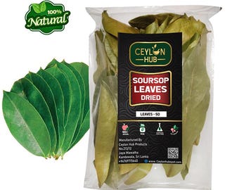 Può includere: Un sacchetto di plastica trasparente contenente foglie di graviola essiccate con un'etichetta nera che riporta la scritta Ceylon Hub Soursop Leaves Dried Leaves-50, accanto a un gruppo di foglie verdi fresche e un emblema 100% Natural.