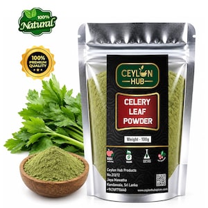 Puede incluir: Una bolsa plateada de pie con polvo de hoja de apio Ceylon Hub con un peso de 100g. La etiqueta presenta texto en verde y rojo, un código QR e iconos de natural, vegano y libre de químicos. Un cuenco de madera con polvo verde está al lado.