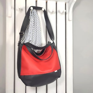 Rot Schwarz Vegan Leder Umhängetasche, Sling Hobo Geldbörse, Custom Shopper Tote für Frauen, Geschenk für die Tochter
