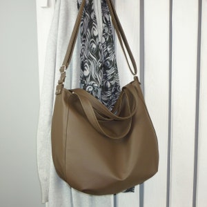 Dunkelbraune Vegan Hobo Tote - Große Schultertasche mit Reißverschluss, Lehrer & Schulfreundlich, Crossbody-Stil, Designed von Ankate