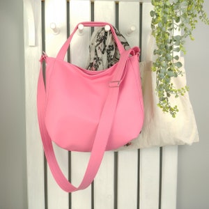 Sac fourre-tout rose vif en cuir végétalien - Grand sac à bandoulière polyvalent pour femme, style urbain, adapté aux ordinateurs portables, fait main, conçu par Ankate