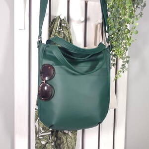 Dunkelgrüne Tote aus Vegan Leder – Minimalistische große Schultertasche für die Arbeit, weiche Hobo Handtasche, grüne Geldbörse für Frauen – Designed by Ankate