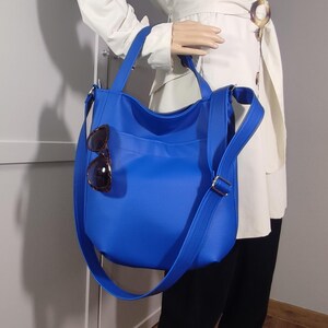 Royalblaue Vegan Handtasche – Geschenk für Sie Schultertasche mit Reißverschluss – Langer Riemen Alltagstasche – Designed von Ankate