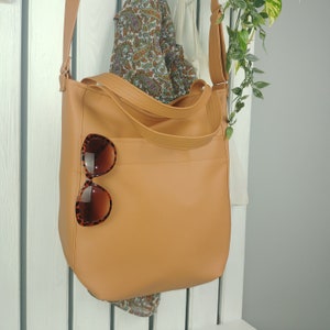 Beige Kunstleder Tasche | Lässige 3-in-1 Crossbody Tragetasche | Weiche Vegan Hobo mit Tasche auf der Vorderseite | Große Schultertasche für Frauen
