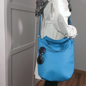 Marine Blaue Vegane Arbeitstasche - Vordertasche Schultertasche für Frühling & Sommer - Geldbörse mit langem Riemen und Reißverschluss - Designed von Ankate