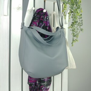 Graue Vegan Leder Tote - Wandelbare Umhängetasche mit breitem Riemen, große Slouchy Geldbörse mit Reißverschluss, Urban Crossbody für Arbeit oder Uni