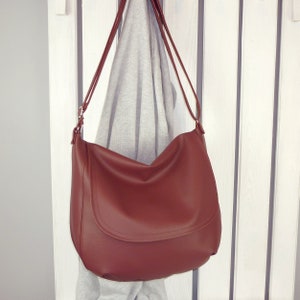 Burgunderrote Vegane Umhängetasche - Große Schultertasche mit Reißverschluss für Frauen, Kunstleder Arbeitstasche, Pendlertasche von Ankate