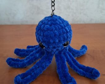 Llavero de pulpo de crochet hecho a mano: accesorio único con temática oceánica para amantes del mar, elegante amuleto amigurumi para llaves, bolsos o como regalo.