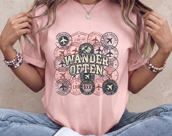 Retro-Reise-T-Shirt mit Passstempeln, Vintage-Shirt mit Flugzeugmotiv „Wander Often“, süßes Urlaubs-Shirt in bequemen Farben
