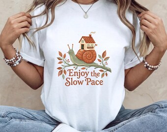 Gemütliches T-Shirt mit Schneckenmotiv im Retro-Cottagecore-Stil für Frauen – ein verspieltes T-Shirt im Schneckenhaus-Look.