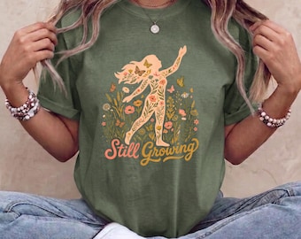 T-Shirt mit immer noch wachsendem botanischem Wildblumenmotiv, positives Blumen-Shirt für mentale Gesundheit, süßes ästhetisches Blumen-Shirt für Selbstfürsorge