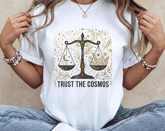 Minimalistisches „Vertraue dem Kosmos“-T-Shirt mit Astrologie-Motiv, Retro-Shirt mit Sternbild und Mond, elegantes T-Shirt mit mystischem Sternenmuster in angenehmen Farben