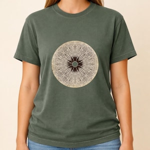Camiseta vintage con estampado de esporas de hongos, camiseta gráfica botánica de micología, regalo retro para amantes de la naturaleza y la recolección, camiseta de arte científico sobre hongos.