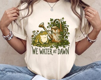 Lustiges Garten-Shirt „Wir gießen im Morgengrauen“, süßes Frosch-Meme-T-Shirt für Pflanzenliebhaber, Retro-Cottagecore-Shirt für Pflanzenmütter in Wohlfühlfarben