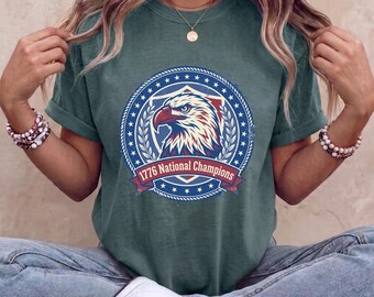Vintage T-Shirt mit Grafik der US-Nationalmeister von 1776, Retro-Shirt zum 250. Jahrestag der USA, Preppy-T-Shirt im Used-Look in den USA-Farben