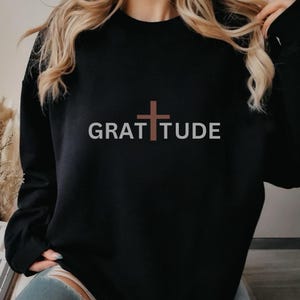 Gratitude Christian Sweatshirt for Women and Man Cozy faith crewneck Sweatshirt Bible Verse Thanksgiving casual Sweatshirt Christian Gift