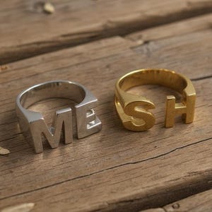 Anillo con doble inicial, anillo con iniciales de pareja, anillo personalizado con letra, anillo con inicial personalizada, anillo de recuerdo con letra, anillo de boda con inicial como regalo.