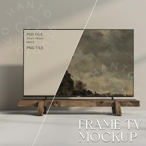 Può includere: Una TV a schermo piatto nera su un supporto in legno rustico. Lo schermo mostra un dipinto di paesaggio. Il testo sullo schermo recita "PSD FILE, Smart object layers, PNG FILE." Le parole "FRAME TV MOCKUP" sono in basso.