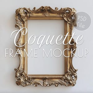 Può includere: Cornice dorata ornata con dettagli intricati. La cornice è rettangolare con un ampio spazio vuoto al centro. Il testo sulla cornice recita "Coquette FRAME MOCKUP" e "PSD File".
