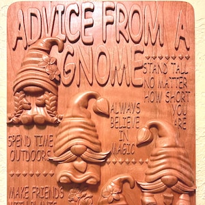 Arte mural de gnomo caprichoso: placa de madera de cerezo rizada tallada con citas inspiradoras. Regalo decorativo de gnomo. Tema de naturaleza y magia.