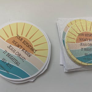 Pegatina con cita SUD: "Tu arrepentimiento no es una carga para Jesucristo" / Tamara W. Runia / Sociedad de Socorro y Donación para la Ministración