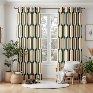 Puede incluir: Cortinas estampadas en verde, crema y dorado con un diseño ovalado vertical repetido. Una silla de madera con un cojín y una manta grises está cerca de la ventana. Un gato y un perro pequeño están en el suelo. Decoración del hogar.
