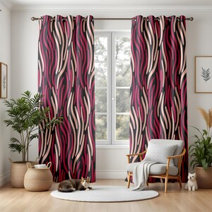 Könnte beinhalten: Gemusterte Vorhänge mit schwarzem Hintergrund und vertikalen, wellenförmigen Streifen in Rosa und Beige. Die Vorhänge hängen vor einem Fenster. Der Raum verfügt außerdem über einen Stuhl und Topfpflanzen.