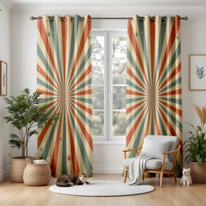Puede incluir: Un par de cortinas de piso a techo con un patrón radial de rayos de sol en franjas alternas de naranja apagado, verde azulado y crema. Las cortinas cuelgan de una barra de metal oscuro con ojales integrados y muestran una textura sutil.