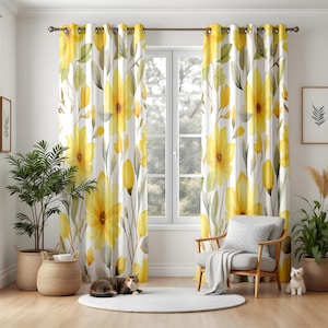 Può includere: Tende floreali gialle su sfondo bianco. Le tende presentano grandi fiori gialli e foglie verdi. Sono appese davanti a una finestra. Una sedia, un tappeto e delle piante sono davanti alle tende. Le tende misurano circa 200 cm di lunghezza.