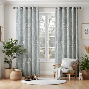 Elegante damastgordijnen voor woonkamer, zachte blauwe en witte gordijnen, klassiek vintage patroon raampanelen, verfijnd interieur