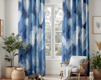 Può includere: Tende a fantasia astratta blu e bianca. Le tende sono appese a un'asta di metallo sopra una finestra. Il design presenta pennellate di varie tonalità di blu e bianco. In un ambiente soggiorno.
